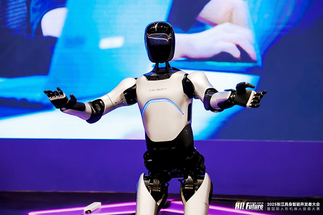 XKTY.COM远征A2成全球首个同时拥有中美欧认证的人形机器人